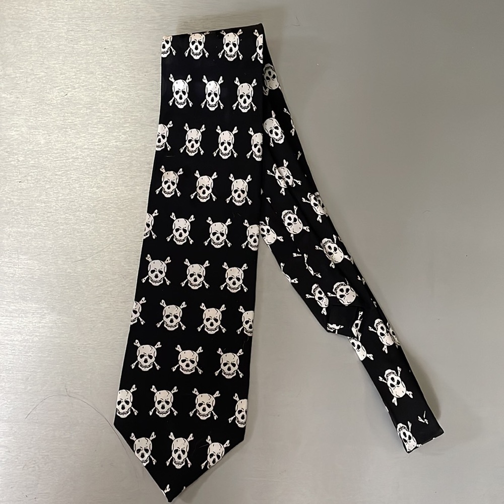 Skull & Bone print silk tie NWOT